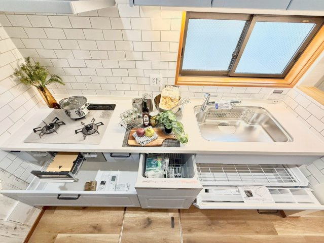杉並区成田東1丁目　中古戸建のキッチン|ビルトインタイプの食洗機付き！家事の時間と、手洗いに比べて使用水量も軽減します！

現地ご見学希望・資料請求などお気軽にお問い合わせ下さい！
03-5990-5201