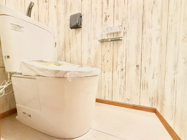杉並区成田東1丁目　中古戸建のトイレ|トイレには快適なウォシュレット付き！

現地ご見学希望・資料請求などお気軽にお問い合わせ下さい！
03-5990-5201