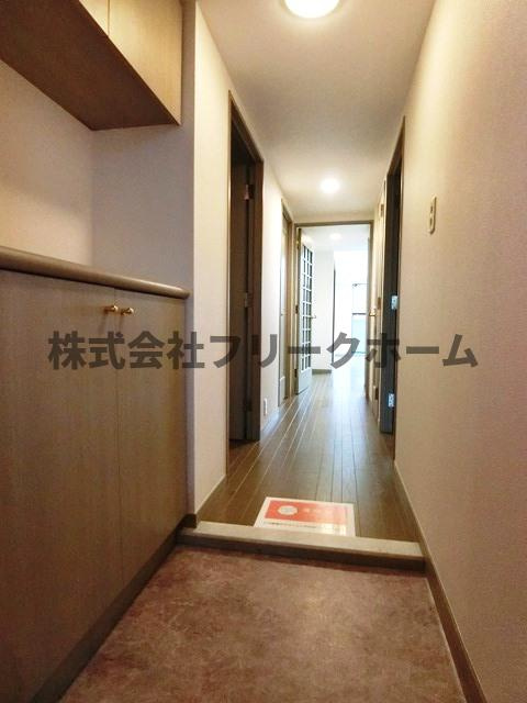 三鷹市下連雀３丁目の賃貸マンションの玄関