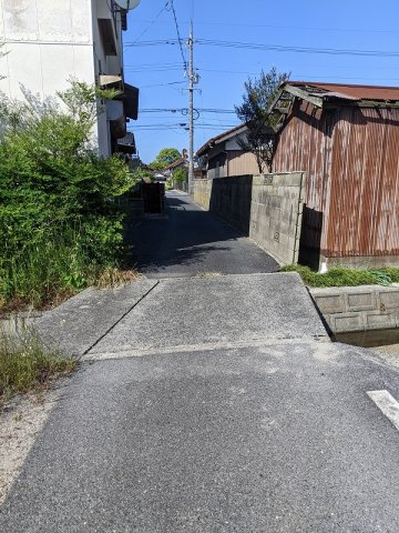 富益町土地の前面道路含む現地写真