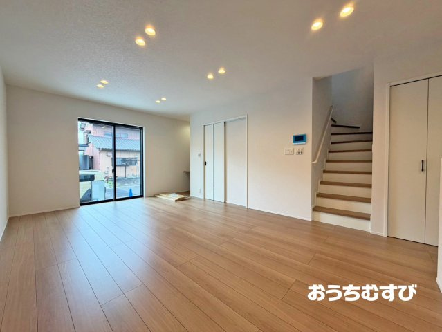 春日井市東野町6期(残1棟)の居間・リビング