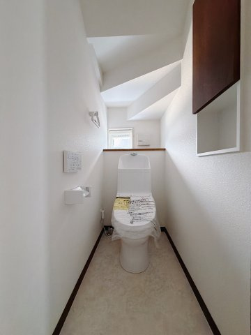 【中古戸建】足利市葉鹿南町のトイレ|■トイレ｜1階と2階にトイレがございます♪壁には小物を置けるスペースがあるのでトイレットペーパーのストックを置いておくのにも便利です♪写真などを飾ってもおしゃれですね♪