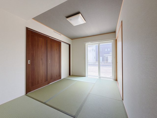 【中古戸建】足利市葉鹿南町の和室|■和室｜「続き間の和室」は、戸を開ければ大空間、閉じれば個室として活用できるのでお子様の遊び場や客間としても便利です♪
