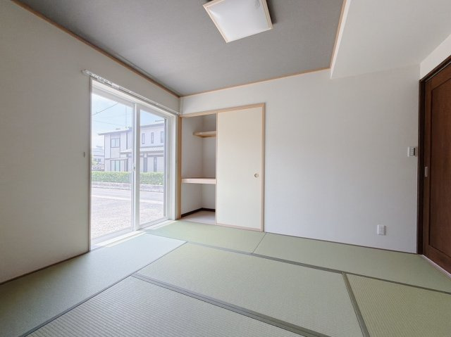 【中古戸建】足利市葉鹿南町の和室|■和室｜「続き間の和室」は子育て世代にこそ適しています。お子様のお昼寝スペースや、洗濯物をたたむのに便利です。客間やリビングの延長としても使えます。