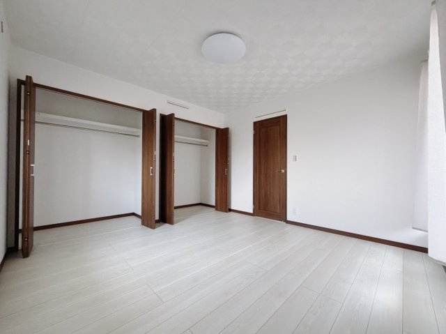 【中古戸建】足利市葉鹿南町の洋室|■洋室｜広い寝室ならインテリアも自由自在にお楽しみいただけます。お外から帰ってきた後は寝室でゆっくり自分の時間をお過ごしください♪