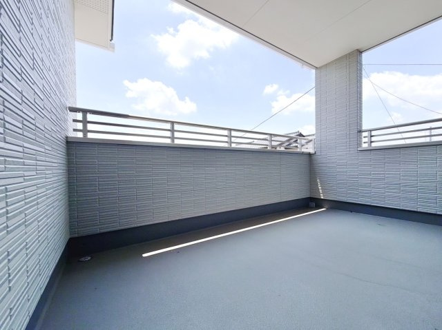 【中古戸建】足利市葉鹿南町のバルコニー|■バルコニー｜普通のバルコニーより広い仕様のバルコニー。洗濯物やお布団だけでなく雨の日にたまった洗濯物はもちろん、プランターを置くことで家庭菜園も可能です♪