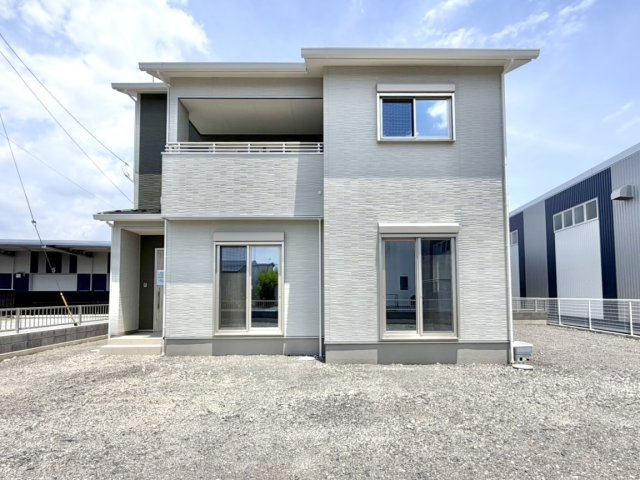 【中古戸建】足利市葉鹿南町の外観|■外観｜光をやさしく反射する外壁により、日中はより開放的で爽やかな印象となり、住まい全体を明るく見せてくれます♪