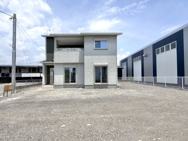 【中古戸建】足利市葉鹿南町の外観|■外観｜外構や植栽の計画次第で自分好みにアレンジできる余白があり、住みながら楽しめる住まいです♪