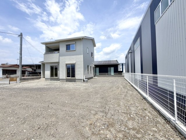 【中古戸建】足利市葉鹿南町の外観|■外観｜住宅街の中でも圧迫感が少なく、のびのびとした暮らしが叶う立地となっています。