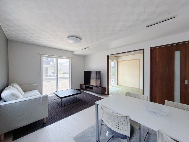 【中古戸建】足利市葉鹿南町の居間・リビング|■リビング｜ナチュラルな質感で魅せる、くつろぎの時間。ゆっくりとした時間が流れるリビングで、家族だんらんのひと時をお過ごしいただけます♪