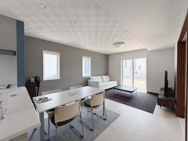 【中古戸建】足利市葉鹿南町の居間・リビング|■リビング｜窓から射し込む陽射しが縦横に広がり、あたたかな空間が形づくられています。ここはご家族の笑顔集まる憩いの空間です( ＾＾ )