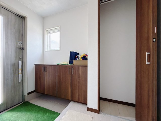 【中古戸建】足利市葉鹿南町の玄関|■玄関｜急な来客時にもすぐに物がしまえるので便利です。「いつもキレイな玄関だね」とお友達やご近所さんに羨ましがられると気分も上がります♪