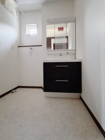 【中古戸建】足利市葉鹿南町の独立洗面台|■洗面室｜三面鏡の洗面台は鏡の裏が収納ポケットになっているので、ヘアケア用品や歯ブラシなどでごちゃつきがちな洗面台周りがスッキリ片付きます。　