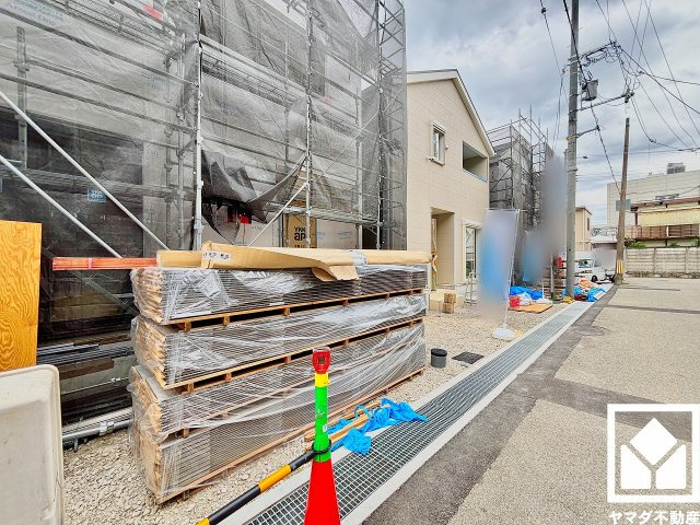 尼崎市高田町第1の外観|会員制スーパーの「COSTCO尼崎倉庫店」まで徒歩10分。現地は道路を挟んで「イオンスタイル尼崎店」、「ロピア尼崎島忠ホームズ店」が一列に立ち並ぶ利便性の高い立地で、日々のお買い物がスムーズになります