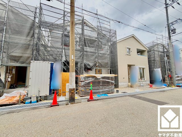 尼崎市高田町第1の外観|駐車スペースを1台分確保。玄関のそばで荷物の上げ下ろしができるので便利です。重い荷物や雨の日の移動もスムーズで、快適なカーライフを実現。