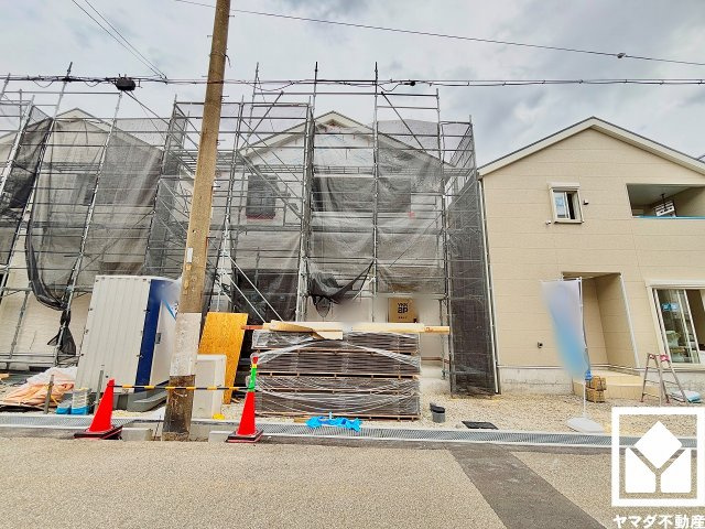 尼崎市高田町第1の前面道路含む現地写真|南向き・西向きの2面採光の窓から自然光を取り込む、開放感あふれる暮らし。隅々まで光が降り注ぎ、明るく心地の良い空間。