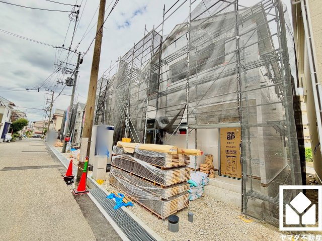 尼崎市高田町第1の外観|カウンターキッチンなので配膳や片付けがしやすく、お料理中もリビングにいるお子様の様子が見守りやすい設計です。