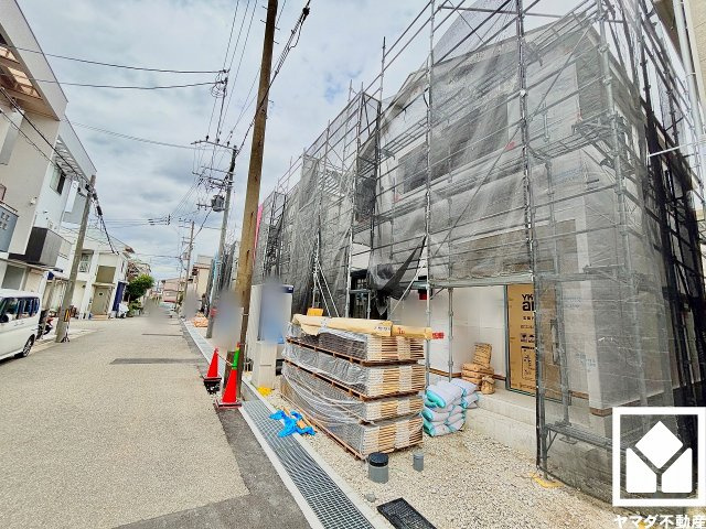 尼崎市高田町第1の外観|真冬の寒い浴室を暖かく、また雨の日の洗濯物の乾燥にと多用途に活躍する浴室暖房乾燥機付きです。窓が設置されており、自然換気や採光も確保された明るい浴室になっています。