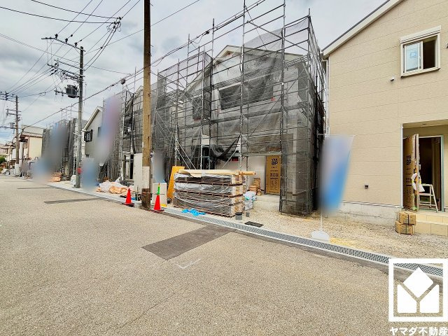 尼崎市高田町第1の外観|収納力豊富なウォークインクローゼット付き。お洋服はもちろん、スーツケースなどの大物もしっかり収納できます。