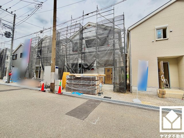尼崎市高田町第1の外観|突然の来訪時にも防犯面で心強いモニター付きインターホンを設置。お留守番中のお子様も、室内からスムーズに相手の確認ができます。