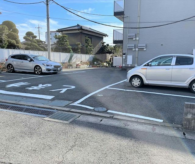 レオパレスチェリーハウスの駐車場