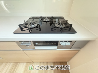 【キッチン】 | ワイウッドコート古河市西牛谷第4期　 | 3口ビルトインコンロで同時調理可能☆時短家事につながりますね☆