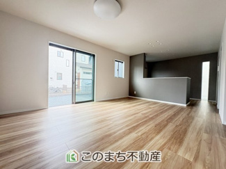 【居間・リビング】 | ワイウッドコート古河市西牛谷第4期　 | 明るいリビングスペース☆ご家族の団らんを明るい日差しがが照らします☆