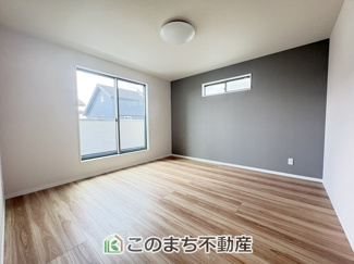 【洋室】 | ワイウッドコート古河市西牛谷第4期　 | 窓が多く明るい室内が好印象☆