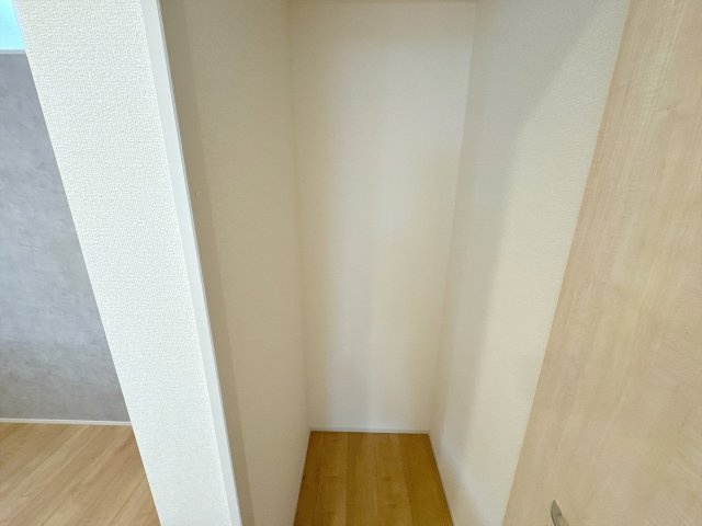 【収納】 | ふじみ野市長宮2丁目　新築一戸建住宅　全2棟　(ふじみ野店) | キッチン横の収納になります。食材をストックしたりするのに便利です。