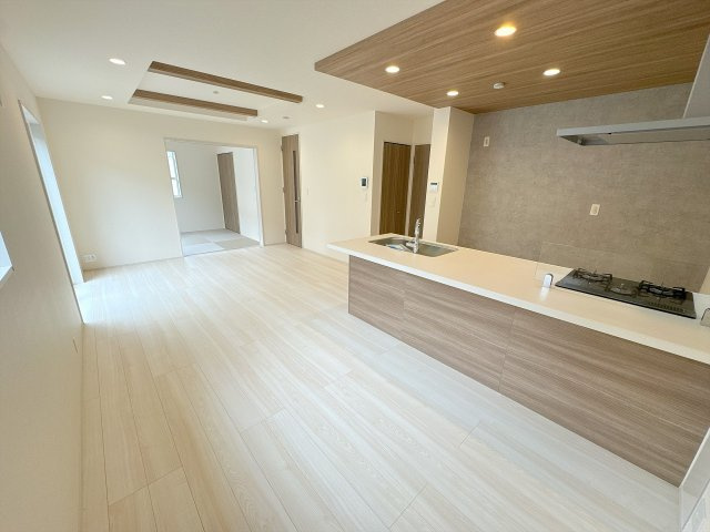 【居間・リビング】 | ふじみ野市長宮2丁目　新築一戸建住宅　全2棟　(ふじみ野店) | 16帖広々としたLDKとなっております。折上天井により開放的な空間となっております。