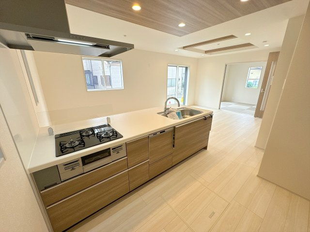 【キッチン】 | ふじみ野市長宮2丁目　新築一戸建住宅　全2棟　(ふじみ野店) | 家族との会話が弾む対面式キッチンを採用。三口コンロやグリル、食洗機など快適に料理ができる装備が充実しております。