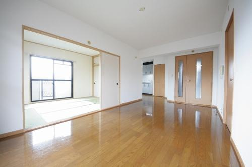 ピア白水ケ丘の居間・リビング|綺麗な室内、独立キッチン（持込）広々ＬＤＫ、
やわらかな採光が快適な暮らしを彩ります♪