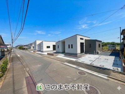 【前面道路含む現地写真】 | ワイウッドコート筑西市幸町第1期 3号棟 | 8ｍ幅の前面道路でお車の出し入れもスムーズです☆