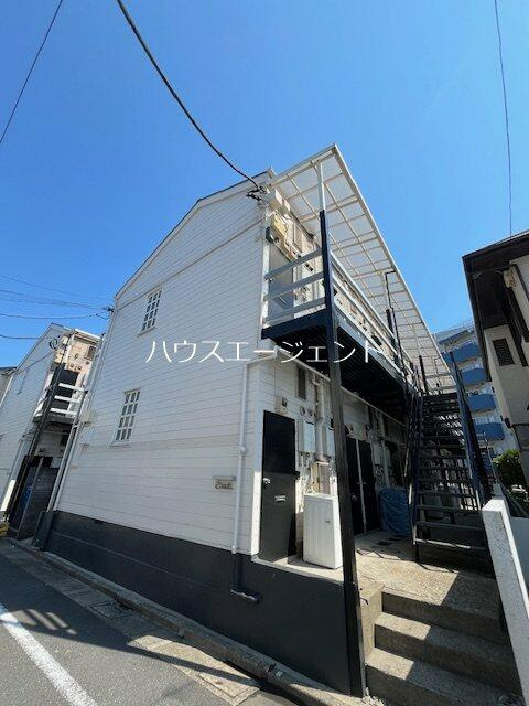 白と青を基調とした外観です