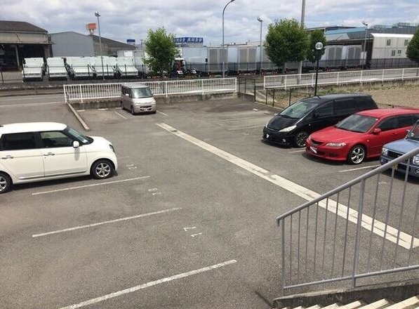 パインプロスの駐車場