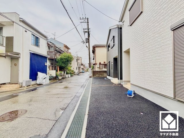 尼崎市高田町第1の外観|真冬の寒い浴室を暖かく、また雨の日の洗濯物の乾燥にと多用途に活躍する浴室暖房乾燥機付きです。窓が設置されており、自然換気や採光も確保された明るい浴室になっています。