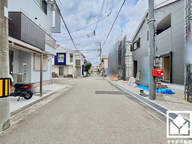 尼崎市高田町第1の前面道路含む現地写真|3段階中最も高いレベルの耐震等級3を取得。災害復興拠点に求められる水準の耐震性を備えた住宅で、住まいの安心を支えます。
