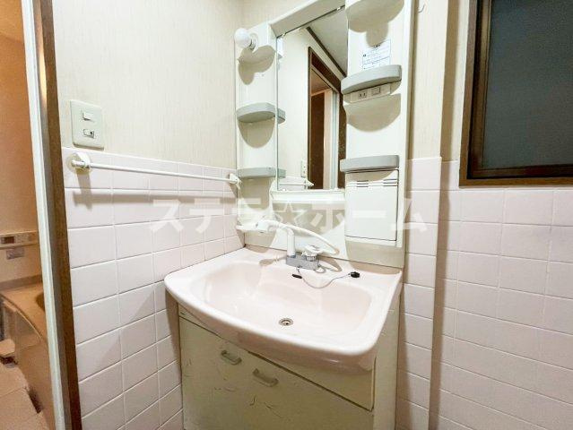 新森6 中古戸建の独立洗面台|独立洗面台、小物を置くことができて便利です
