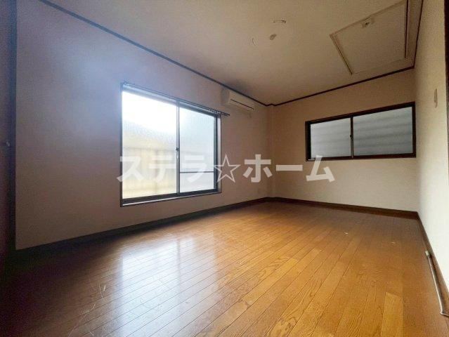 新森6 中古戸建の洋室|落ち着いた色調の洋室です