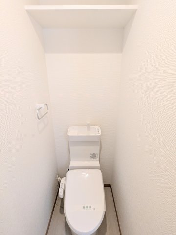 葛飾区西新小岩５丁目の戸建のトイレ|～棚付きの3階トイレ写真～ 消耗品等の収納が可能で便利です！