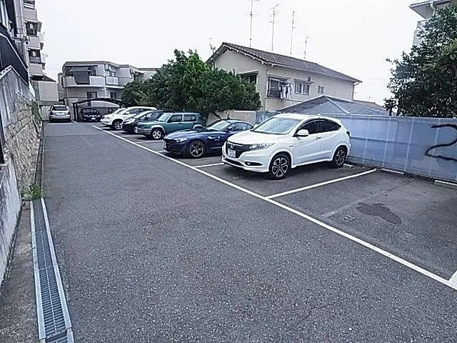 フレグラント野崎の駐車場