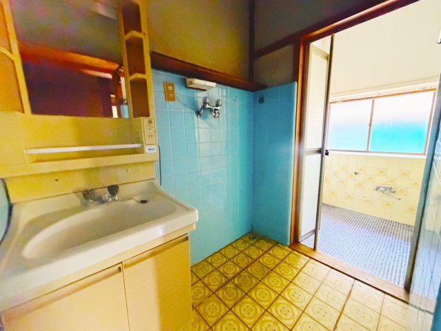 かすみがうら下稲吉の古家有。店舗付き中古住宅の脱衣所