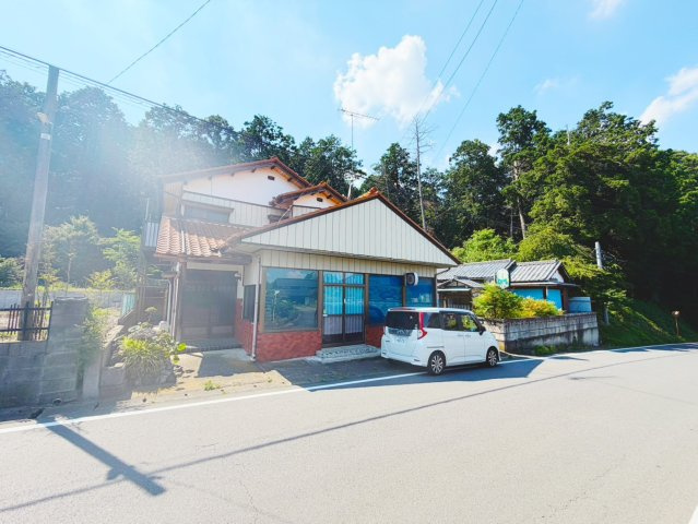 かすみがうら下稲吉の古家有。店舗付き中古住宅の前面道路含む現地写真