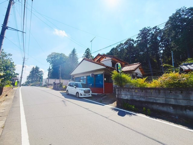 かすみがうら下稲吉の古家有。店舗付き中古住宅の前面道路含む現地写真
