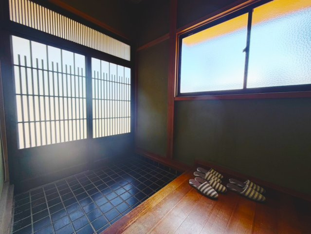 かすみがうら下稲吉の古家有。店舗付き中古住宅の玄関