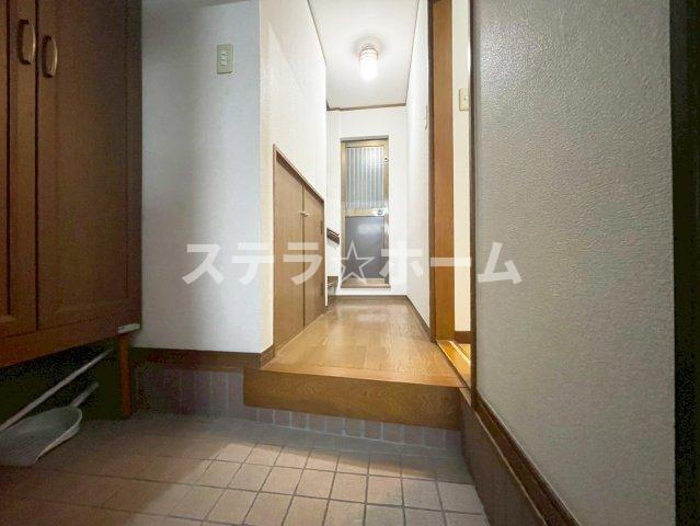 中宮4 中古戸建の玄関|収納もある玄関です