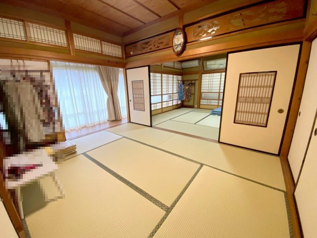 美保関町片江中古戸建の和室|１階縁側沿いの和室になります。畳表替えなど綺麗に維持管理されており、民泊としても利用中♪