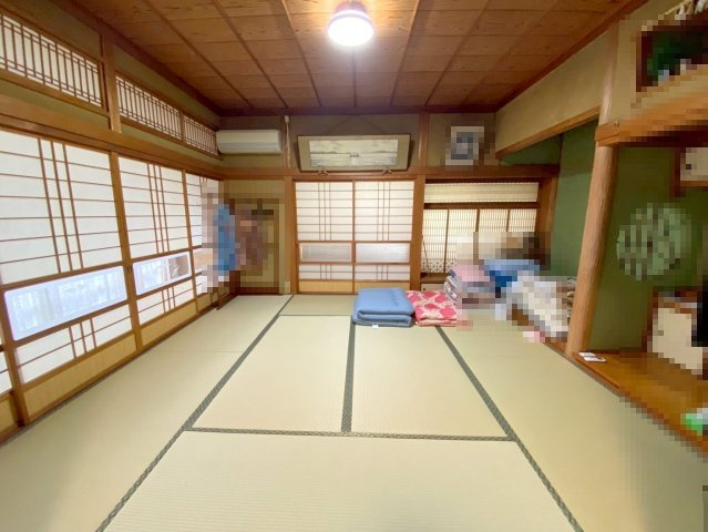 美保関町片江中古戸建の和室|１階縁側沿いの和室になります。畳表替えなど綺麗に維持管理されており、民泊としても利用中♪