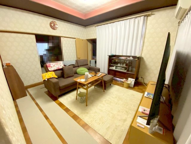 美保関町片江中古戸建の居間・リビング|居間として１階洋室8.5帖を利用中になります♪