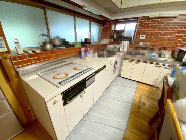 美保関町片江中古戸建のキッチン|キッチンが２ヶ所になり、１つはシステムキッチンが導入されています。